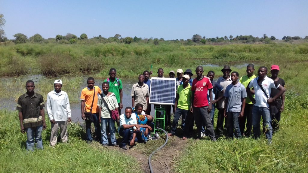 Um grupo de pessoas em Moçambique com Future Pump SF2